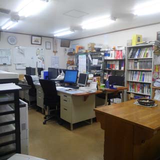 写真② 事務所前を清掃中の社長